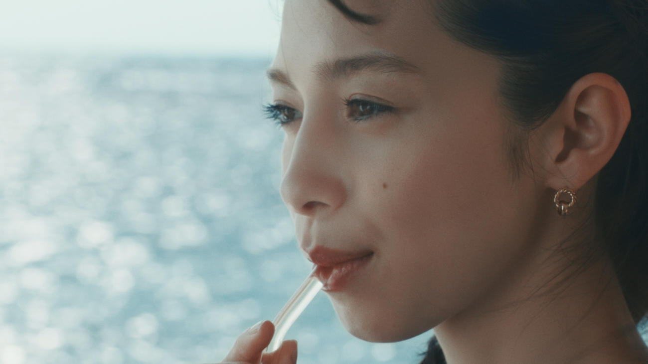「午後の紅茶」の新CMに出演する中条あやみ