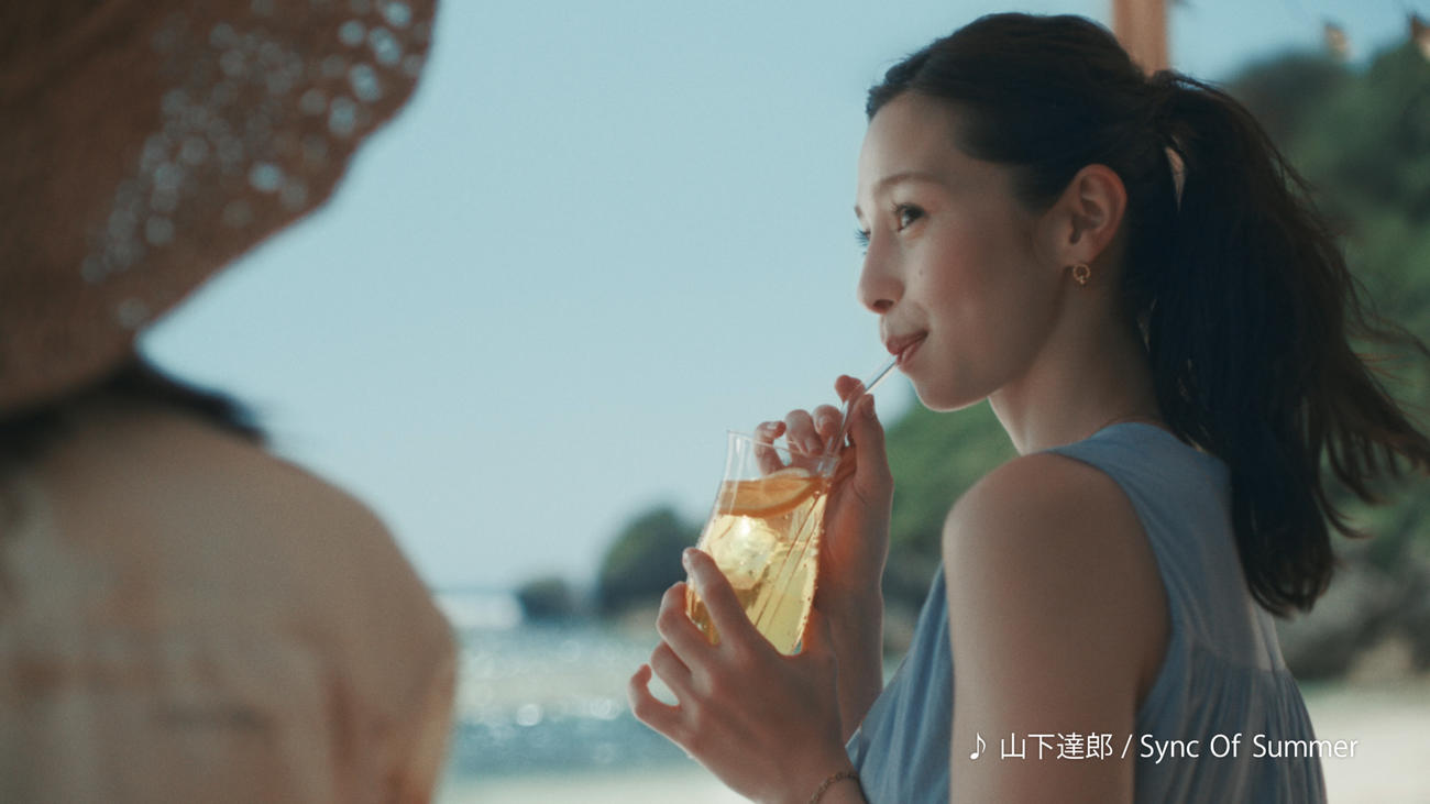 「午後の紅茶」の新CMに出演する中条あやみ