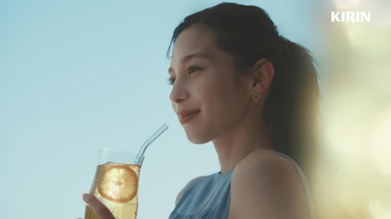 「午後の紅茶」の新CMに出演する中条あやみ