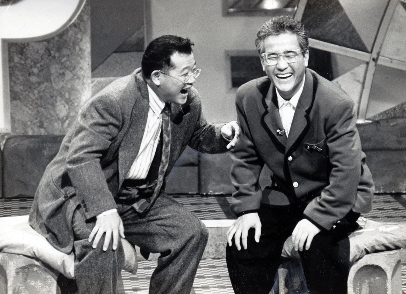 91年、「鶴瓶・上岡パペポTV」で談笑する笑福亭鶴瓶（左）と上岡龍太郎さん