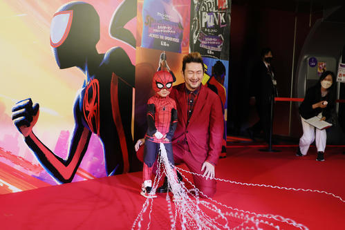 レッドカーペットイベントに登場した中村獅童（右）は長男小川陽喜くんのスパイダーマン姿に笑顔を見せる（撮影・足立雅史）