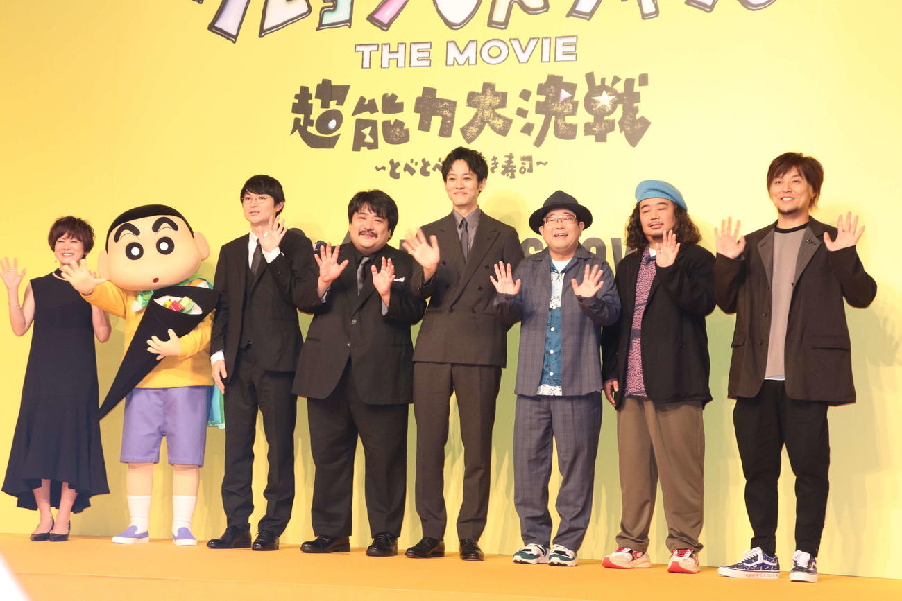 「しん次元！クレヨンしんちゃん　THE MOVIE　超能力大決戦～とべとべ手巻き寿司～」完成報告会見に登壇した左から、小林由美子、野原しんのすけ、水川かたまり、鈴木もぐら、松坂桃李、山口隆、近藤洋一、木内康史（撮影・加藤理沙）