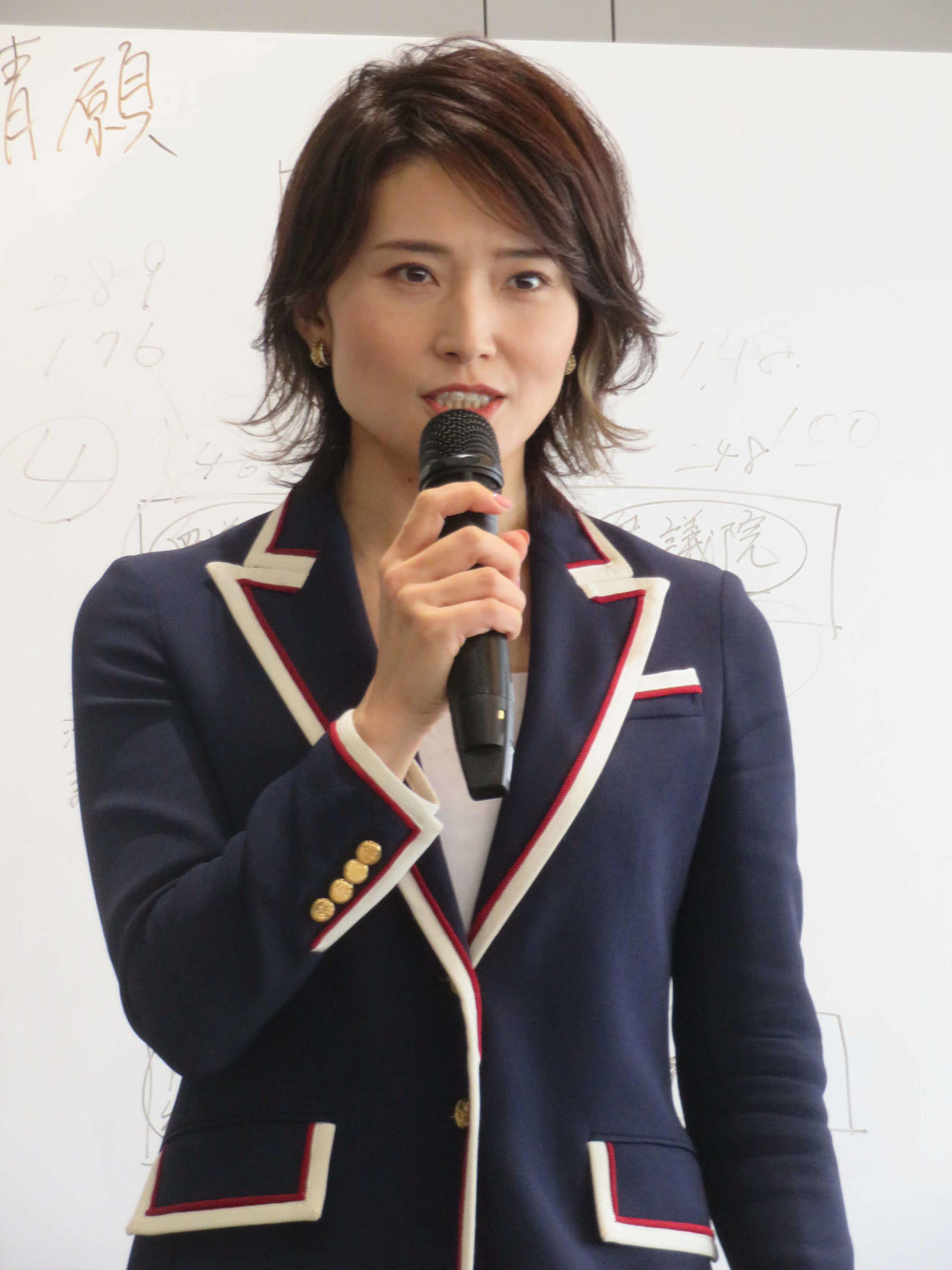 都内で新著「もしも日本から政治家がいなくなったら」発売を記念し「金子恵美塾」を初開催した金子恵美（撮影・村上幸将）