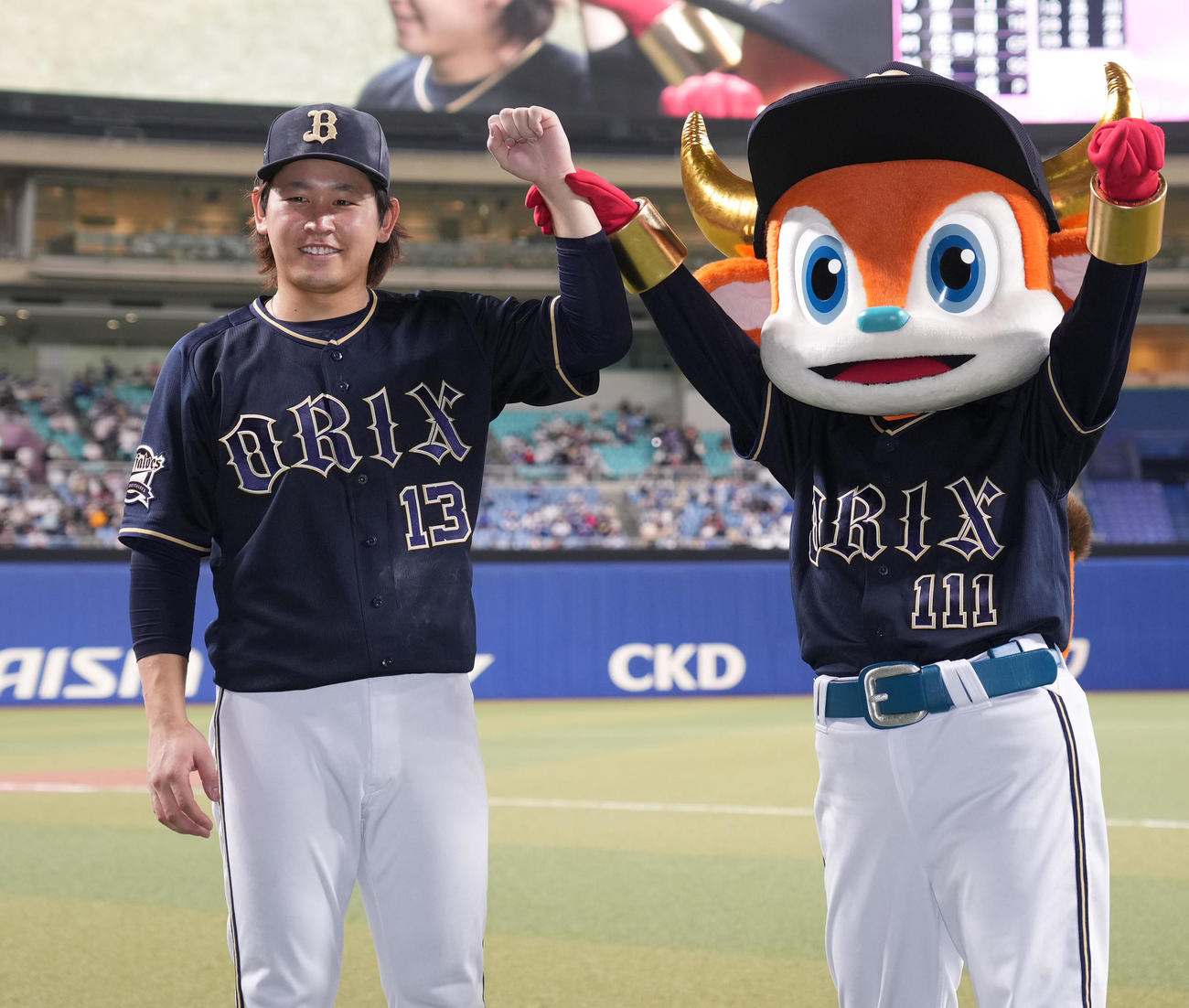 中日対オリックス　完封勝利を挙げ、バファローブルとポーズを決める宮城大弥（23年6月4日撮影）