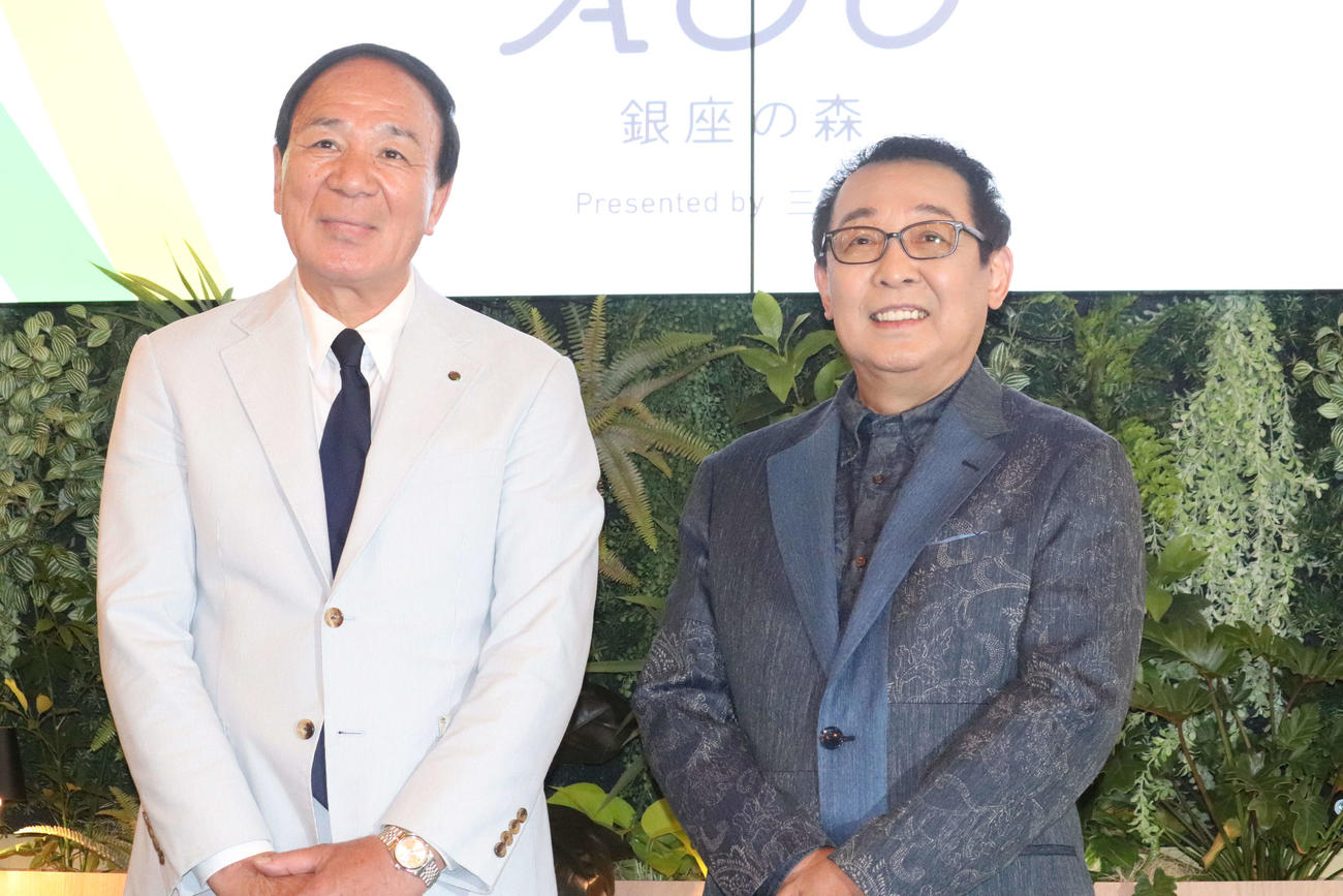 カフェラウンジ「AOU　銀座の森」プレスレビューに登壇したさだまさし（右）（撮影・加藤理沙）