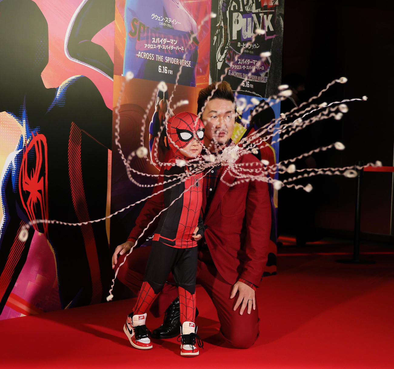 レッドカーペットイベントに登場した中村獅童（右）と長男小川陽喜くん（撮影・足立雅史）