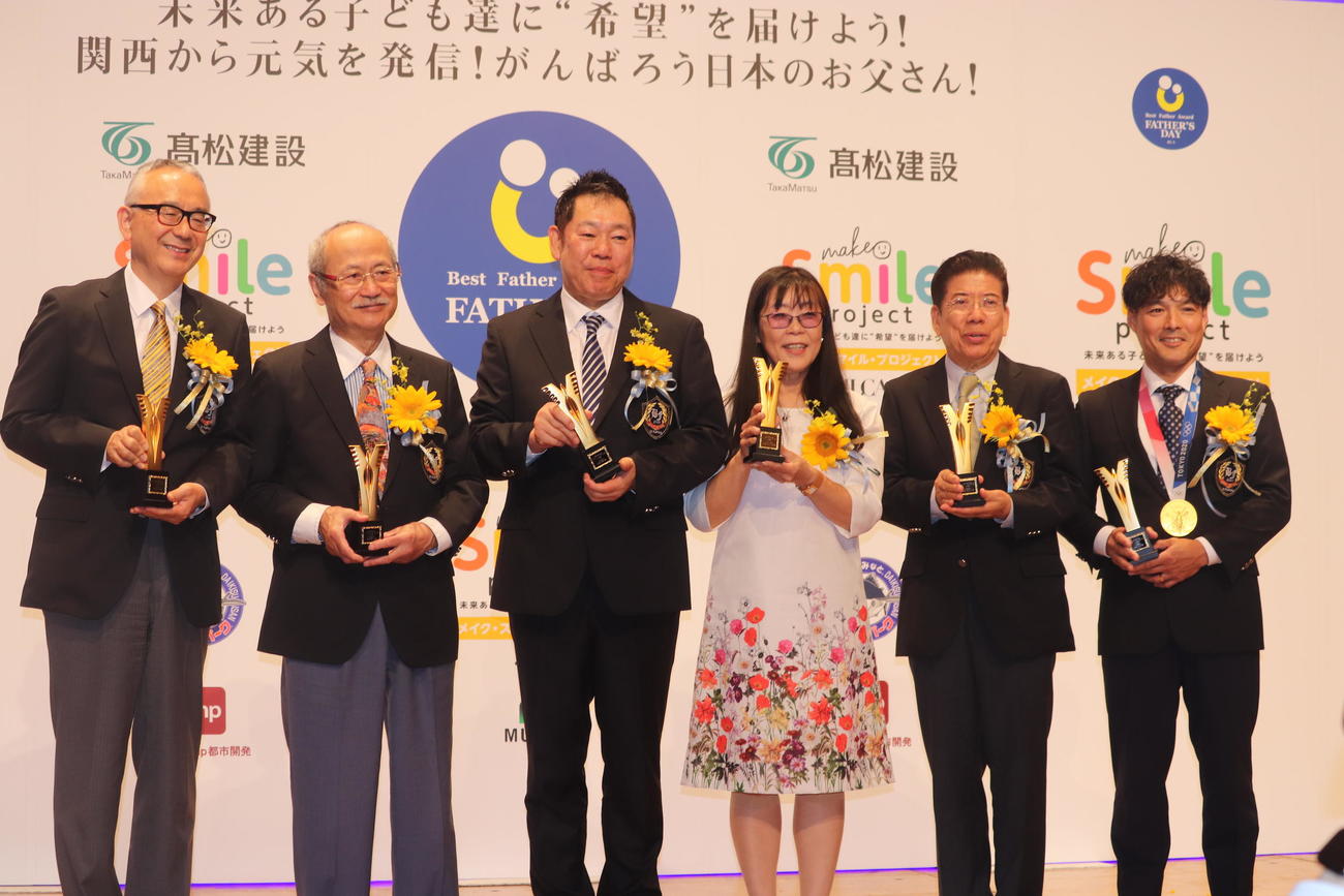 ベストファーザー賞を受賞した6人。左から手代木功氏、絹谷幸二氏、山根大助氏、ダルビッシュ有の母郁代氏、西川きよし、阿部浩二氏（撮影・竹本穂乃加）