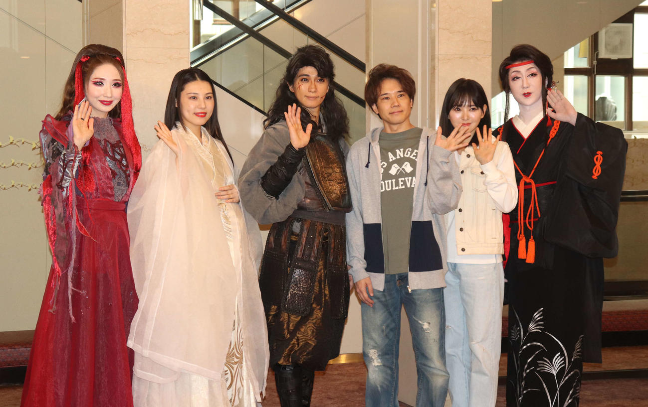 舞台「夜曲」の取材会に出席した、左から愛原実花、相楽伊織、戸塚祥太、五関晃一、兒玉遥、河合雪之丞（撮影・竹本穂乃加）