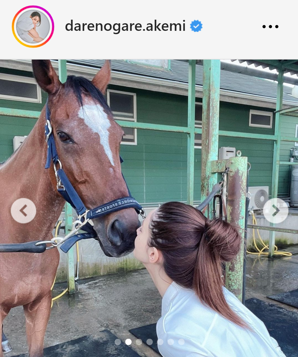 愛馬にキスをするダレノガレ明美（ダレノガレ明美のインスタグラムから）