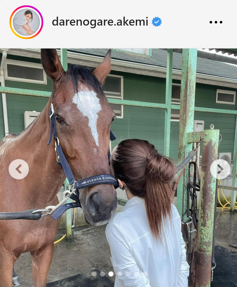 愛馬にほおを寄せるダレノガレ明美（ダレノガレ明美のインスタグラムから）