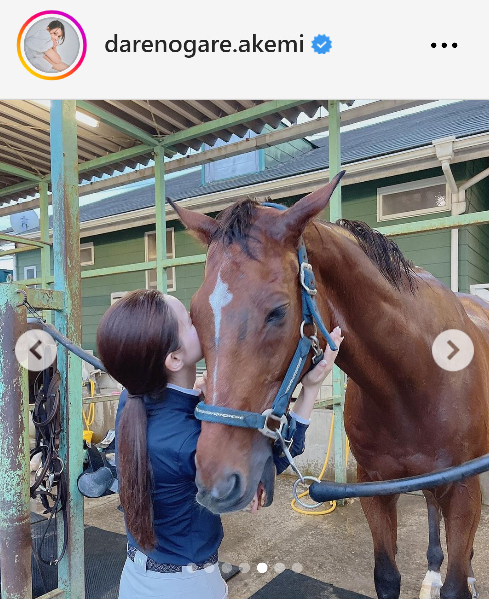愛馬にほおを寄せるダレノガレ明美（ダレノガレ明美のインスタグラムから）