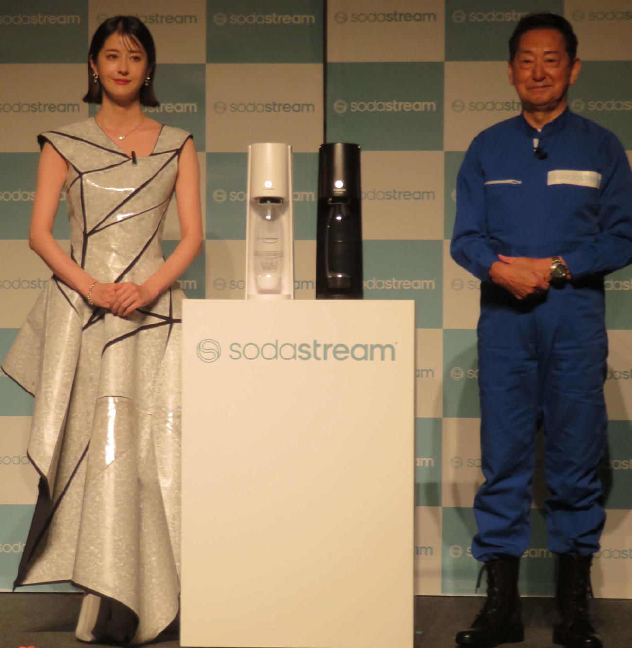 ソーダストリーム「E－TERRA」新製品発表会に参加した、松本若菜と毛利衛氏（撮影・村上幸将）