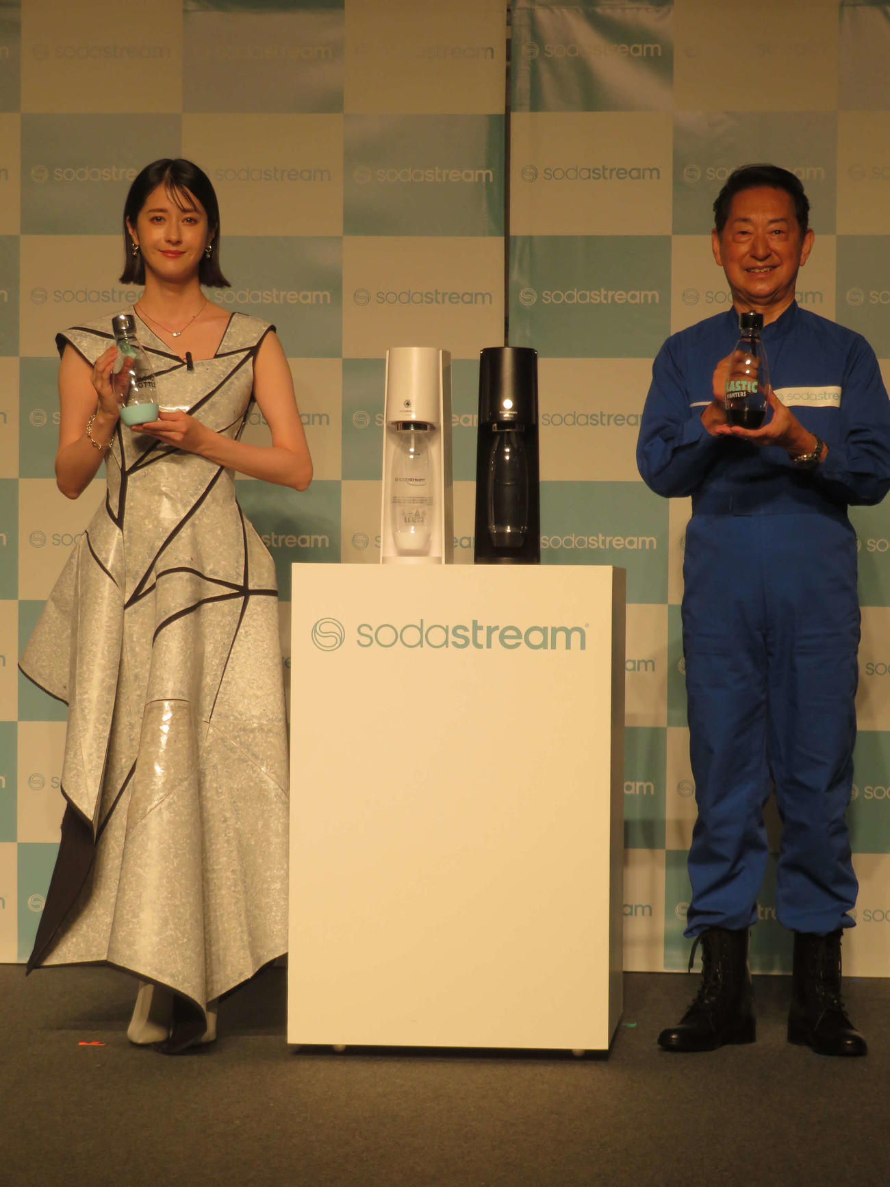 ソーダストリーム「E－TERRA」新製品発表会に参加した、松本若菜と毛利衛氏（撮影・村上幸将）