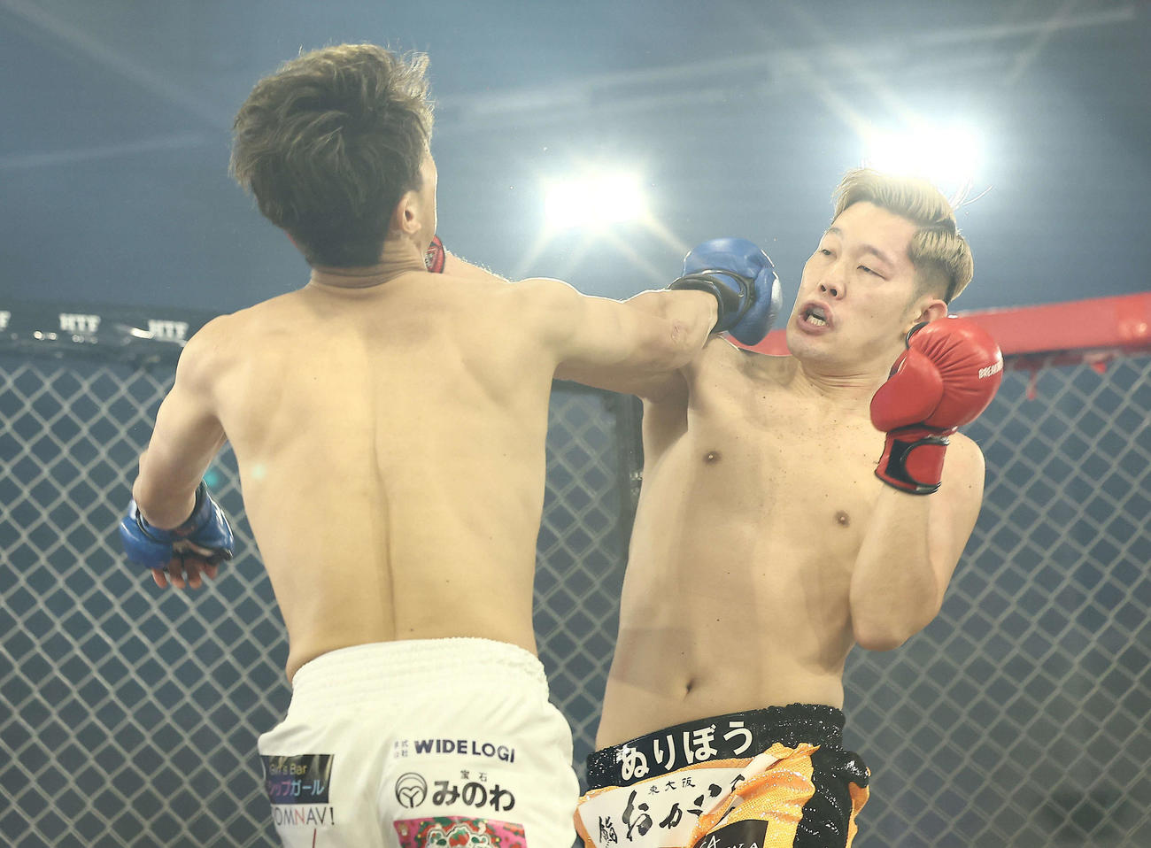 格闘技イベントBreakingDown8　清水良太郎（左）にパンチを見舞うぬりぼう（2023年5月20日撮影）