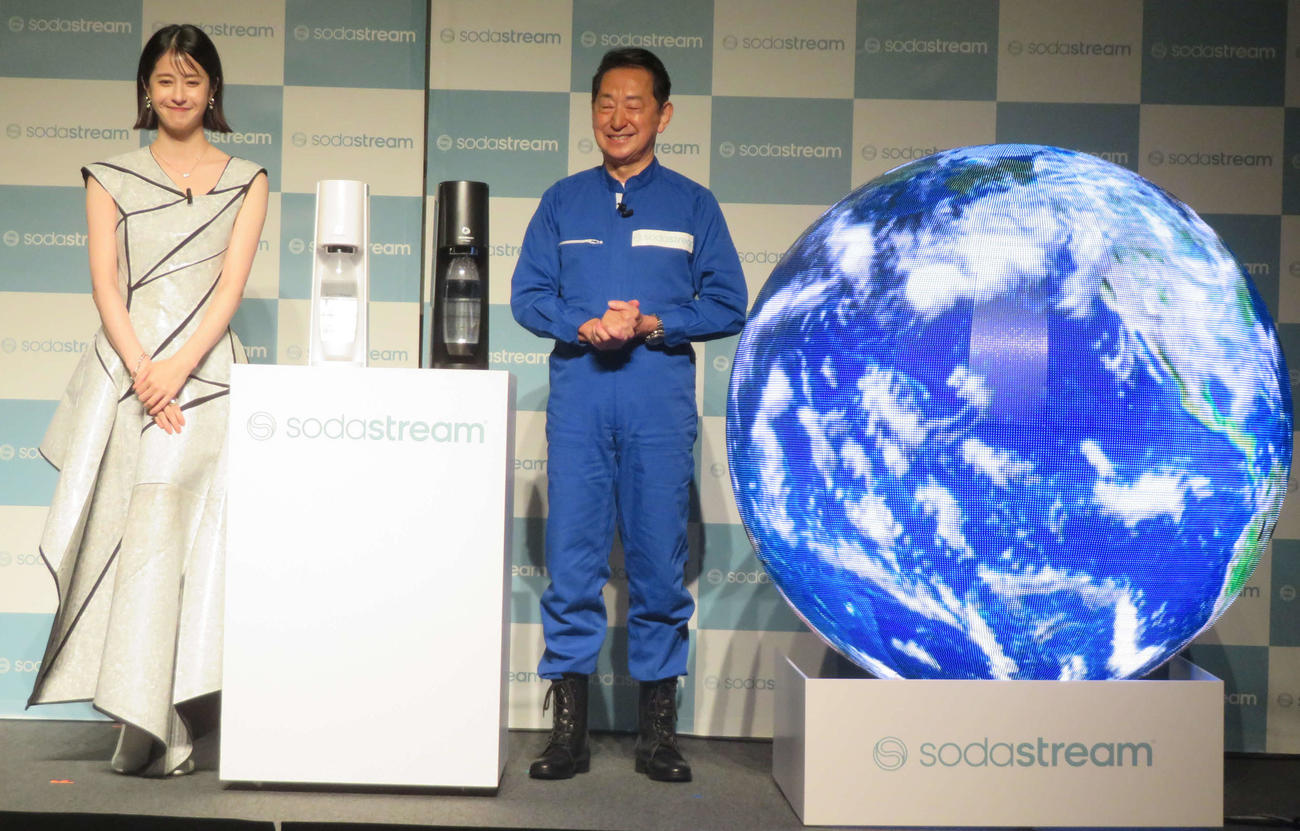 ソーダストリーム「E－TERRA」新製品発表会に参加した、松本若菜と毛利衛氏（撮影・村上幸将）