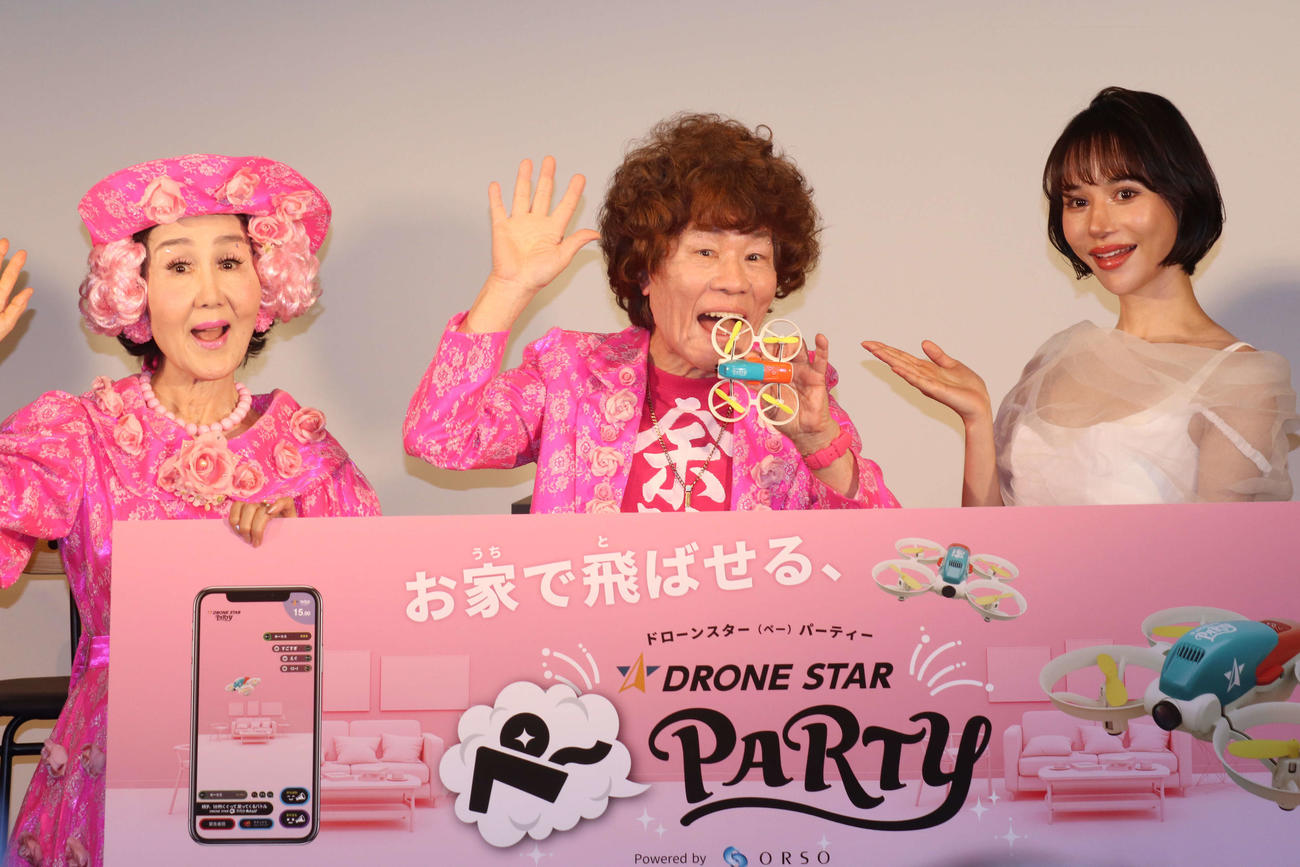 株式会社ORSO「DRONE STAR PARTY」記者発表会に出席した左から、林家パー子、林家ペー、水沢アリー（撮影・加藤理沙）