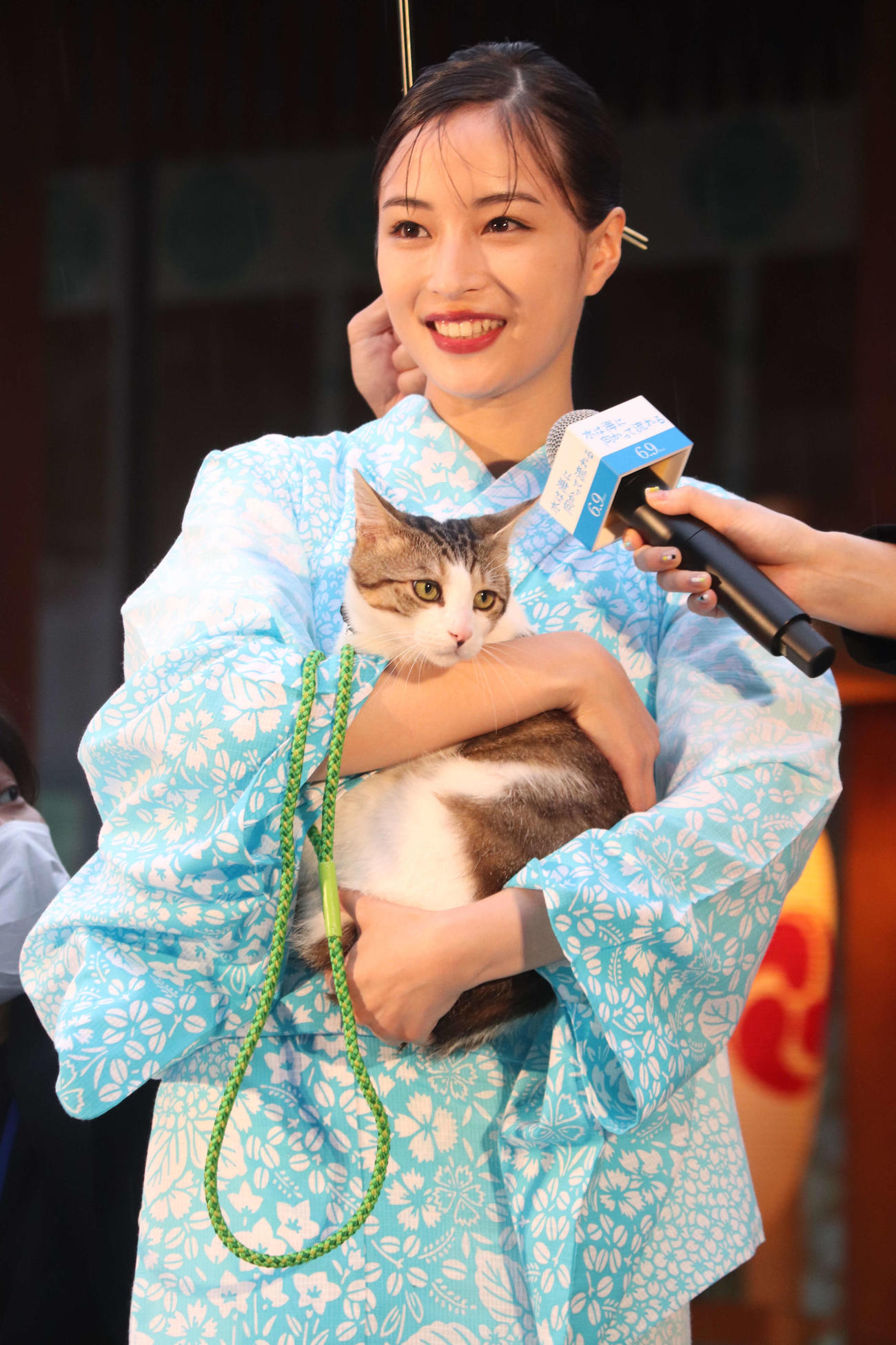 映画「水は海に向かって流れる」公開直前イベントに登壇した、広瀬すずと同作に登場したムーちゃん（撮影・加藤理沙）