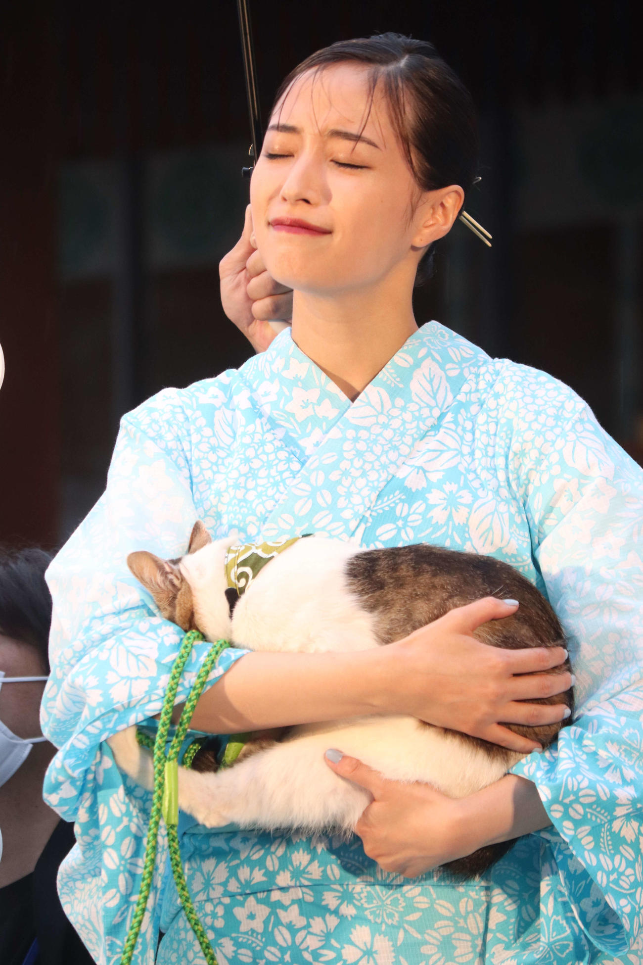 映画「水は海に向かって流れる」公開直前イベントで、ムーちゃんとの再会に喜ぶ広瀬すず（撮影・加藤理沙）