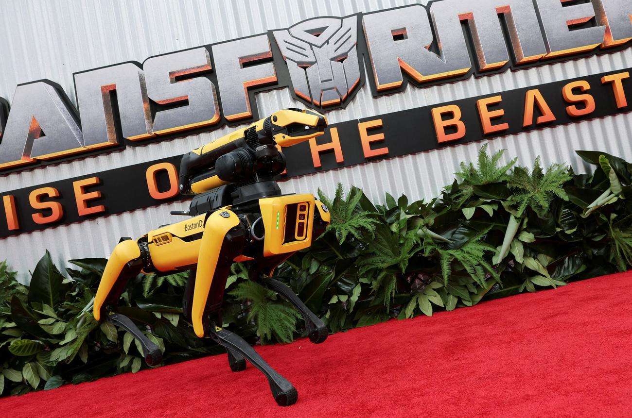 映画「トランスフォーマー／ビースト覚醒」のプレミアイベントに出席したボストンダイナミクスのロボット「スポット」（ロイター）