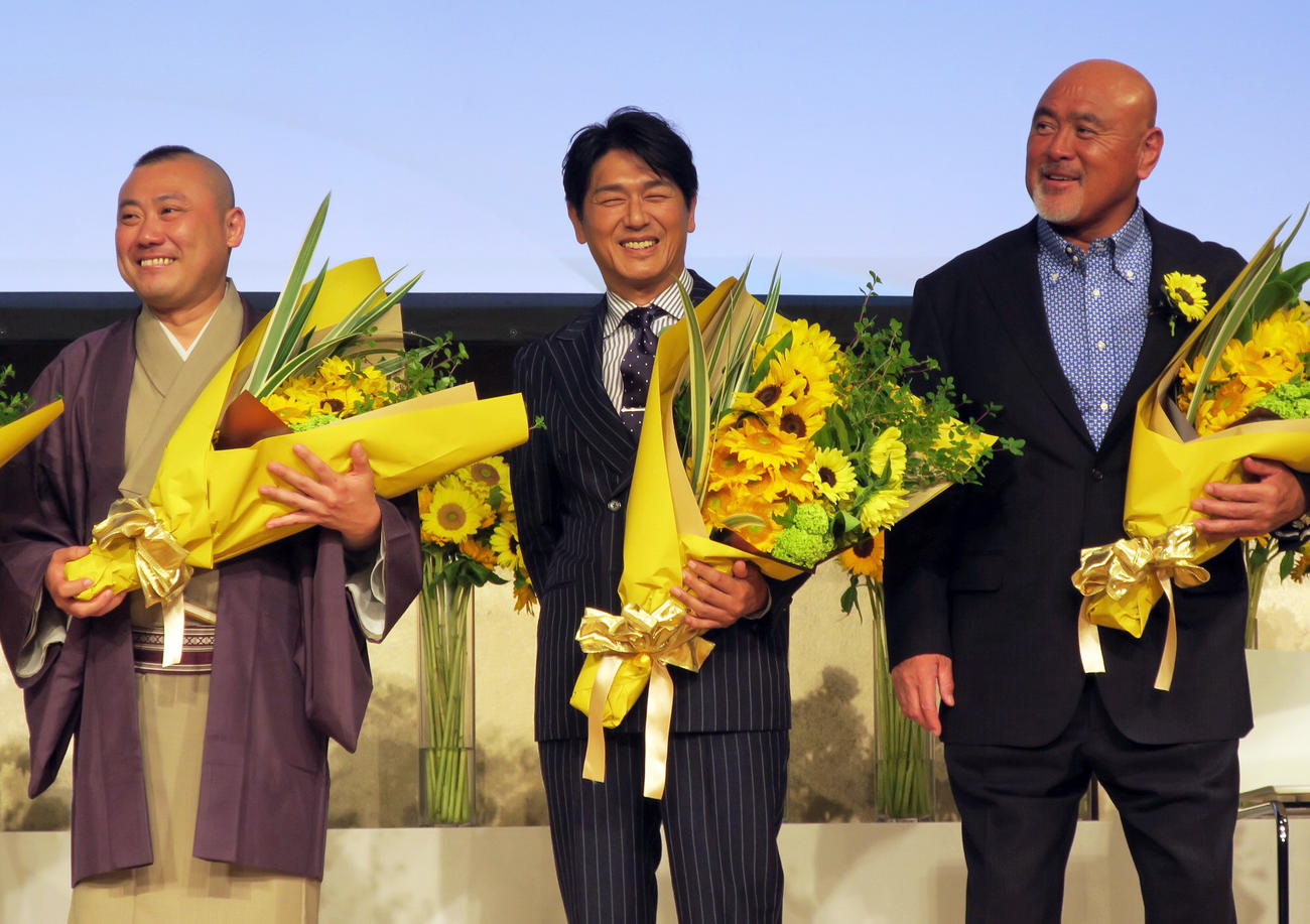 第42回ベスト・ファーザー「イエローリボン賞」授賞式で笑顔を見せる桂宮治（左）、高橋克典（中央）、武藤敬司