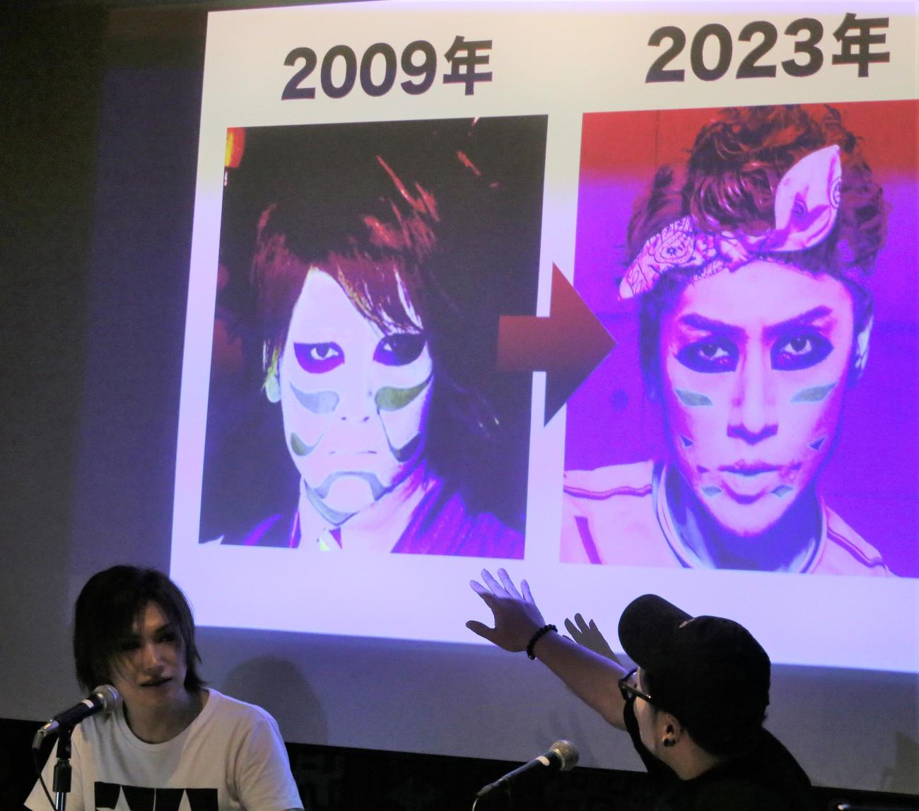 「超！簡単なステージ論」出版トークイベントで樽美酒研二のメイクを比較する鬼龍院翔（左）