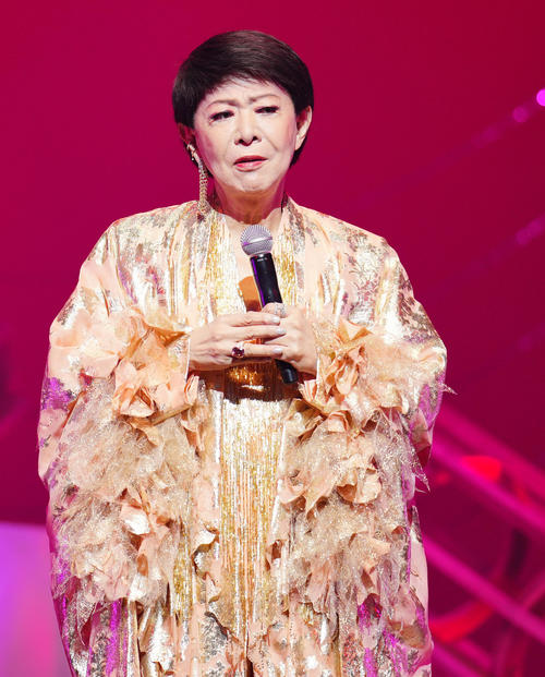 コンサート前の取材会で記者の質問に答える美川憲一（撮影・垰建太）