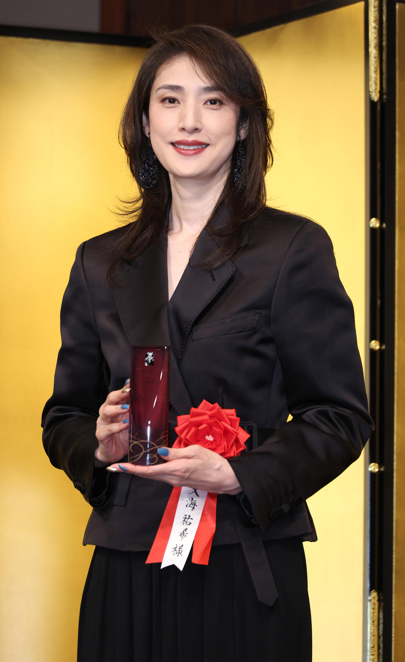 「第48回　菊田一夫演劇賞」菊田一夫演劇賞を受賞し記念撮影する天海祐希（撮影・中島郁夫）