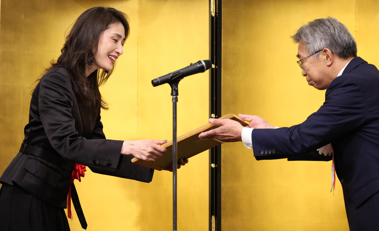 「第48回　菊田一夫演劇賞」菊田一夫演劇賞の表彰状を贈られる天海祐希（左）（撮影・中島郁夫）