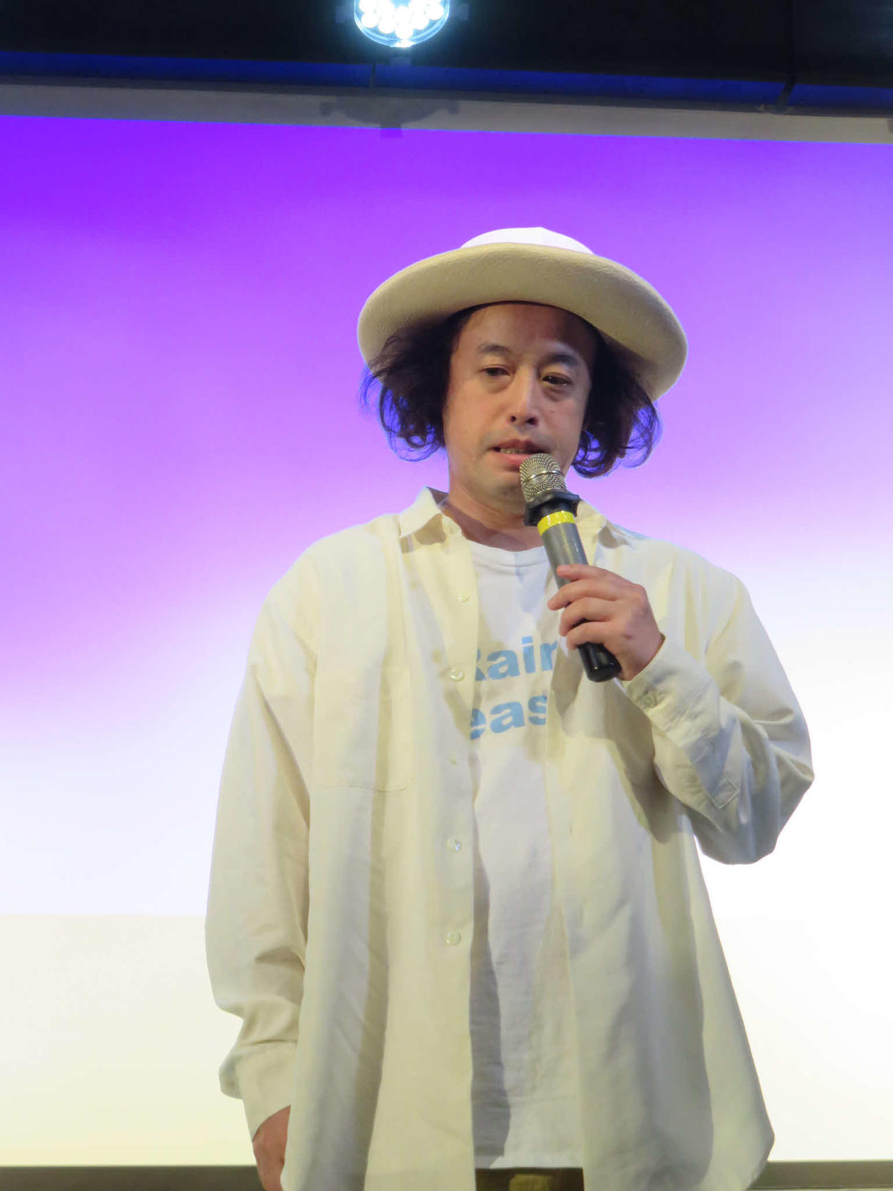 やついフェス開催を発表したやついいちろう