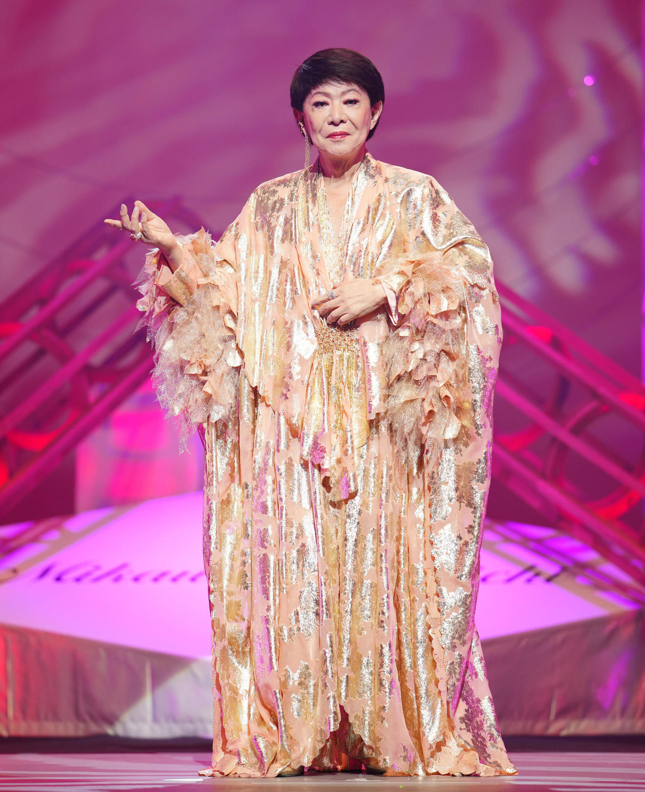 コンサート前の取材会で写真に納まる美川憲一（撮影・垰建太）
