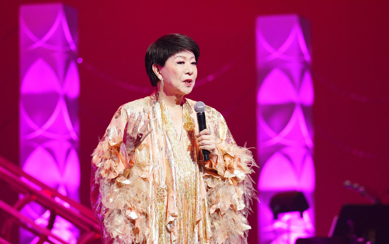 コンサート前の取材会で記者の質問に答える美川憲一（撮影・垰建太）