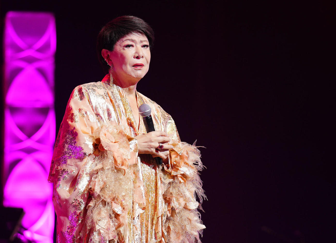 コンサート前の取材会で記者の質問に答える美川憲一（撮影・垰建太）