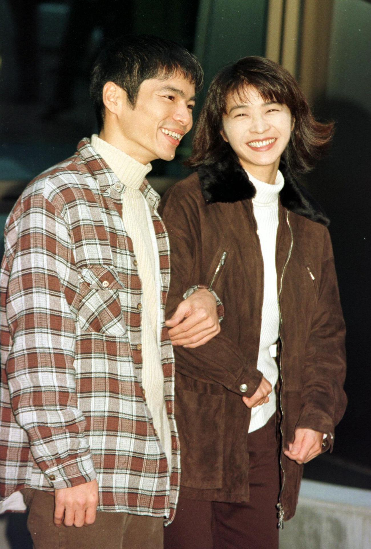 入籍会見した田中美佐子と深沢邦之（95年11月撮影）