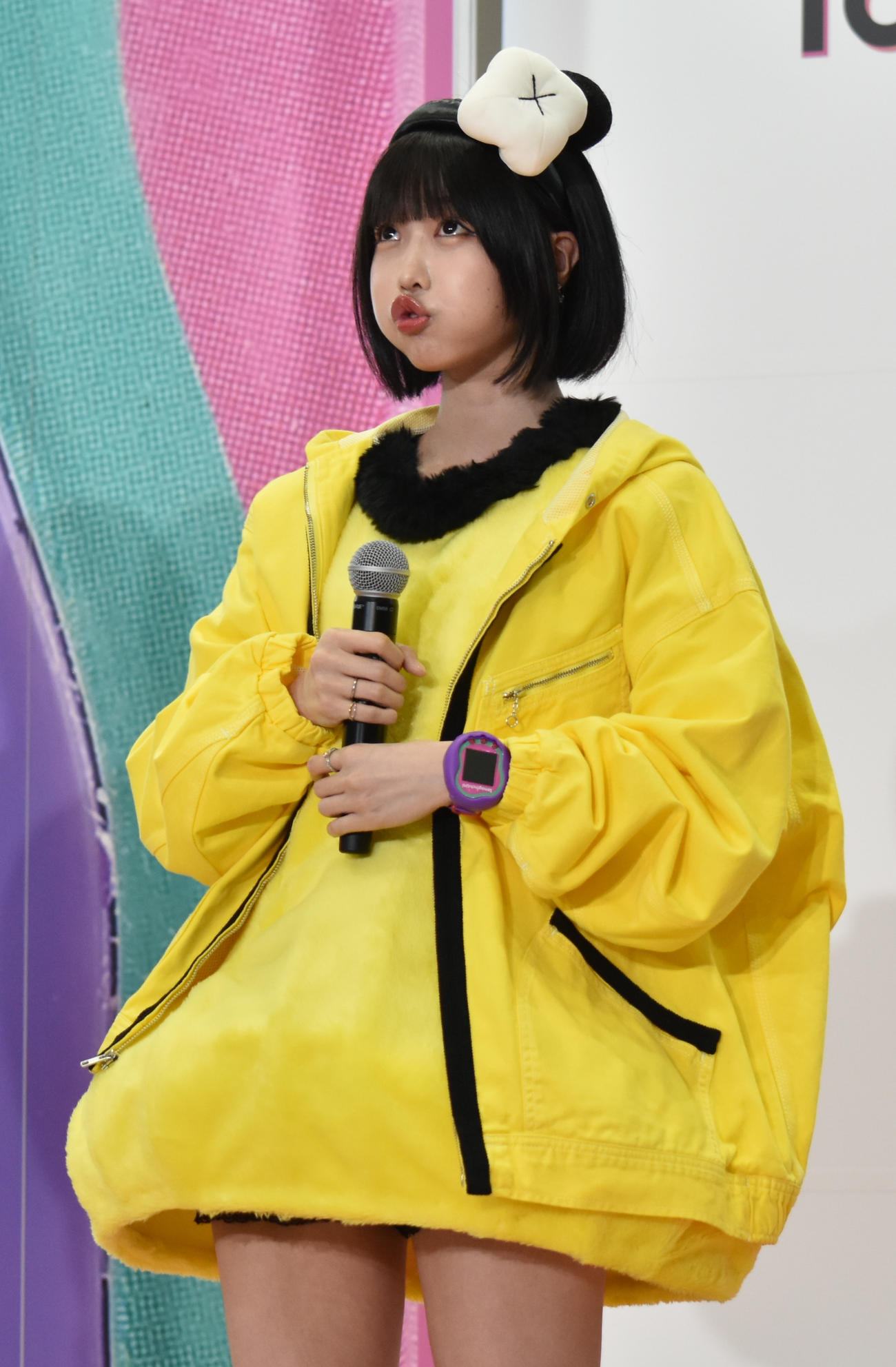 「東京おもちゃショー　2023　バンダイ　Tamagotchi Uniリリースイベント」に出席し、まめっちのモノマネをするあの
