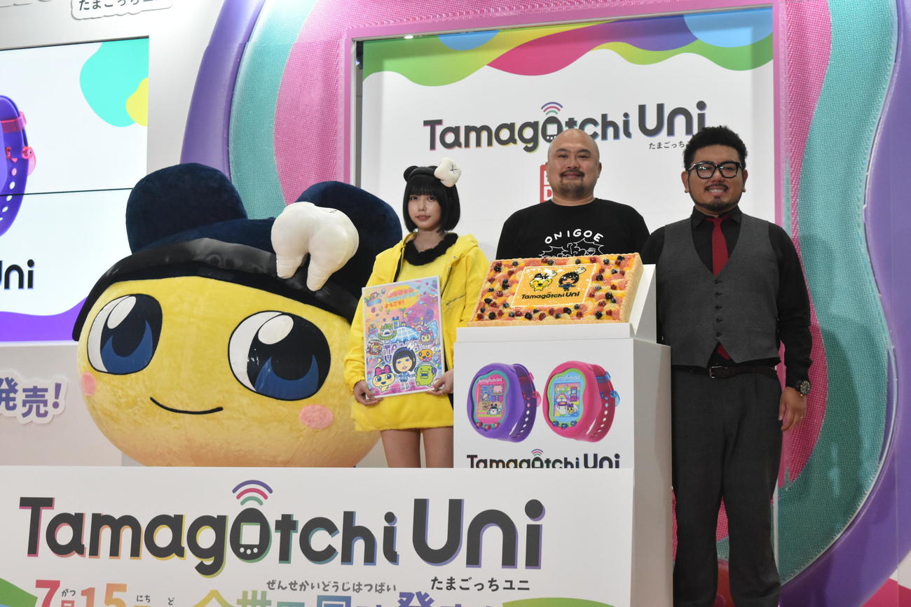 「東京おもちゃショー　2023　バンダイ　Tamagotchi Uniリリースイベント」に出席したあの（左から2人目）。右から鬼越トマホーク金ちゃん、坂井良多、1人おいてまめっち