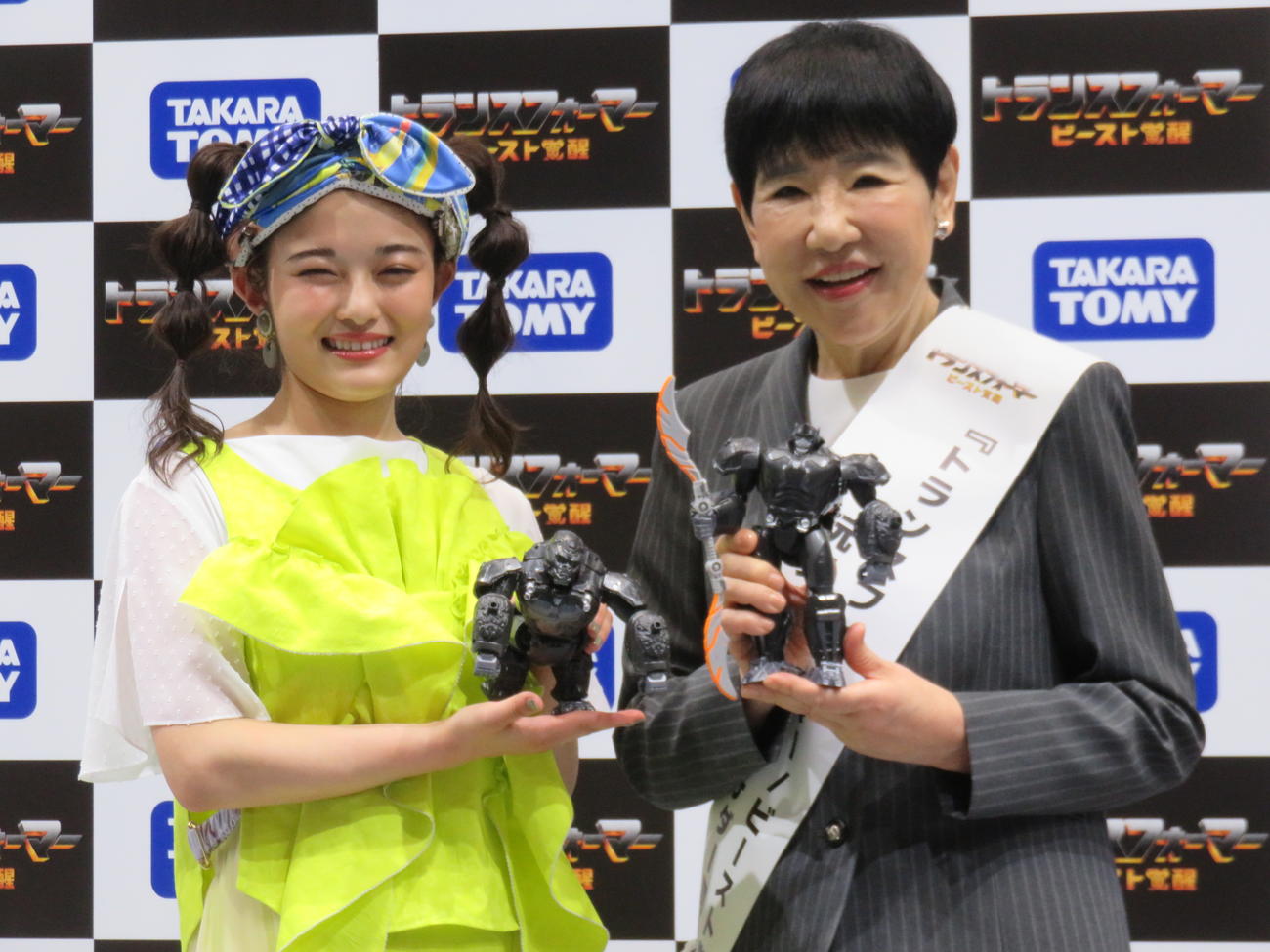 玩具シリーズ「トランスフォーマー／ビースト覚醒」の会見に出席した和田アキ子（右）井上咲楽