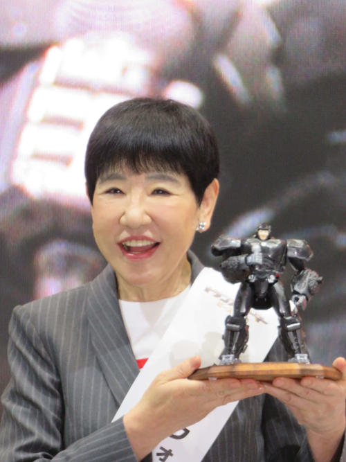 玩具シリーズ「トランスフォーマー／ビースト覚醒」の会見に出席した和田アキ子