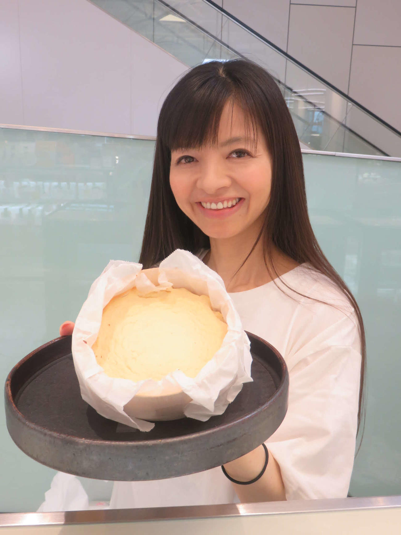 「糀愛■チーズケーキ」を手にする園山真希絵さん。※■はハートマーク