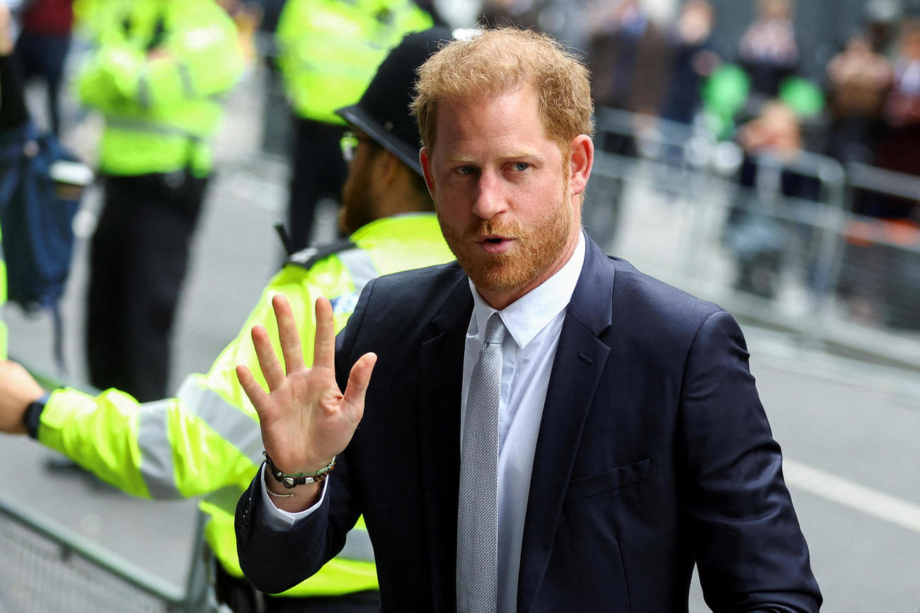 裁判所に出廷したヘンリー王子（ロイター）