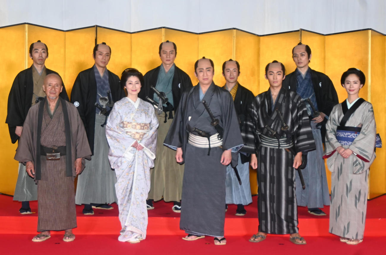 「鬼平犯科帳」の新レギュラー出演者、後列左からの柄本時生（小野十蔵）、山田純大（酒井祐助）、本宮泰風（佐嶋忠介）、浅利陽介（木村忠吾）、久保田悠来（沢田小平次）、前列左から火野正平（相模の彦十）、仙道敦子（妻久栄）、松本幸四郎（長谷川平蔵）、市川染五郎（長谷川銕三郎）、中村ゆり（密偵のおまさ）（撮影・松浦隆司）