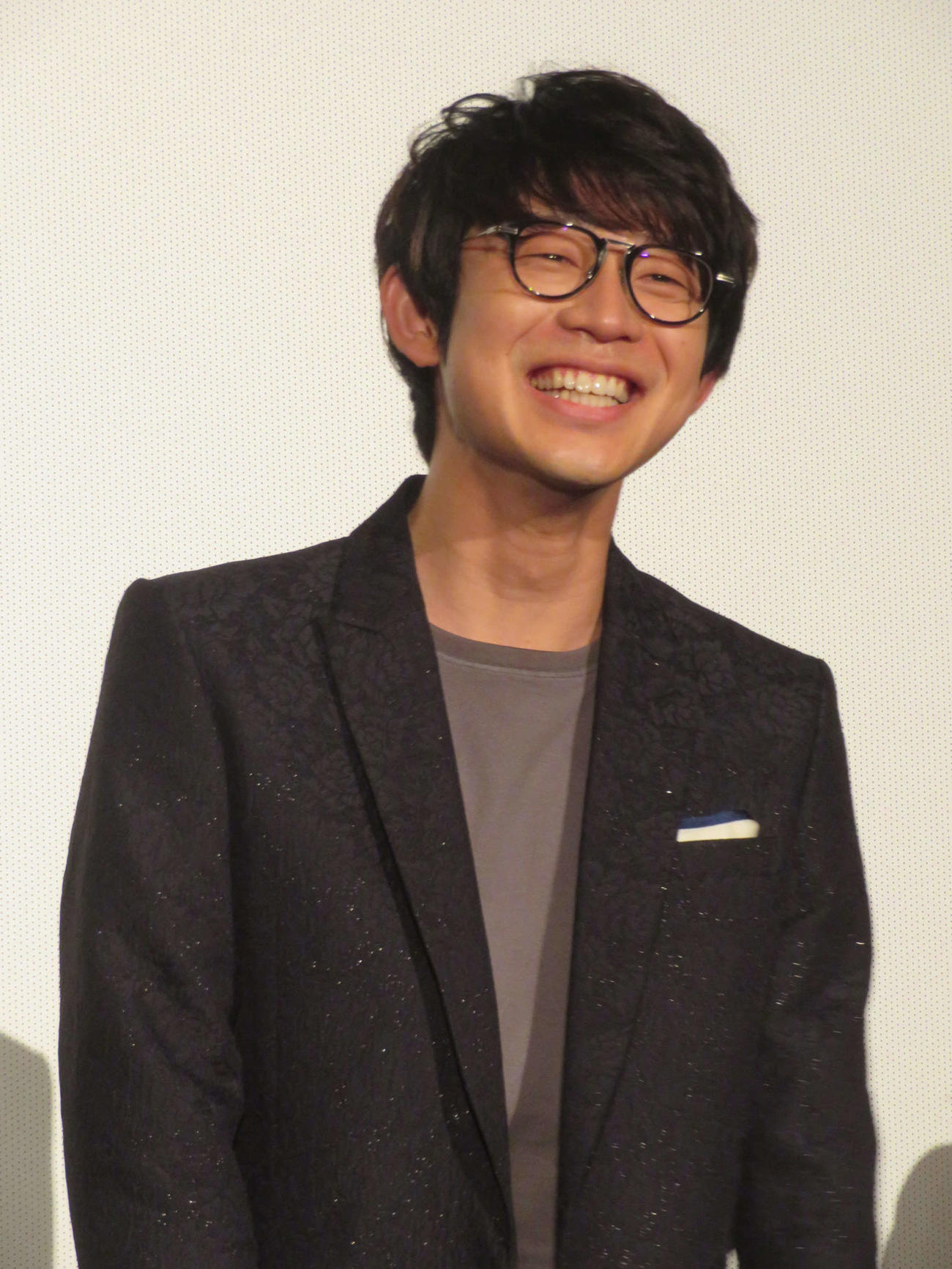 映画「魔女の香水」完成披露舞台あいさつで笑顔を浮かべる川崎鷹也（撮影・村上幸将）
