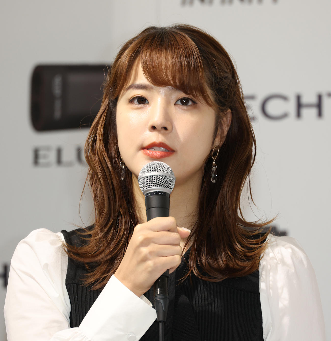 テクタイト新製品＆CM発表会MCの久代萌美アナウンサー（撮影・中島郁夫）