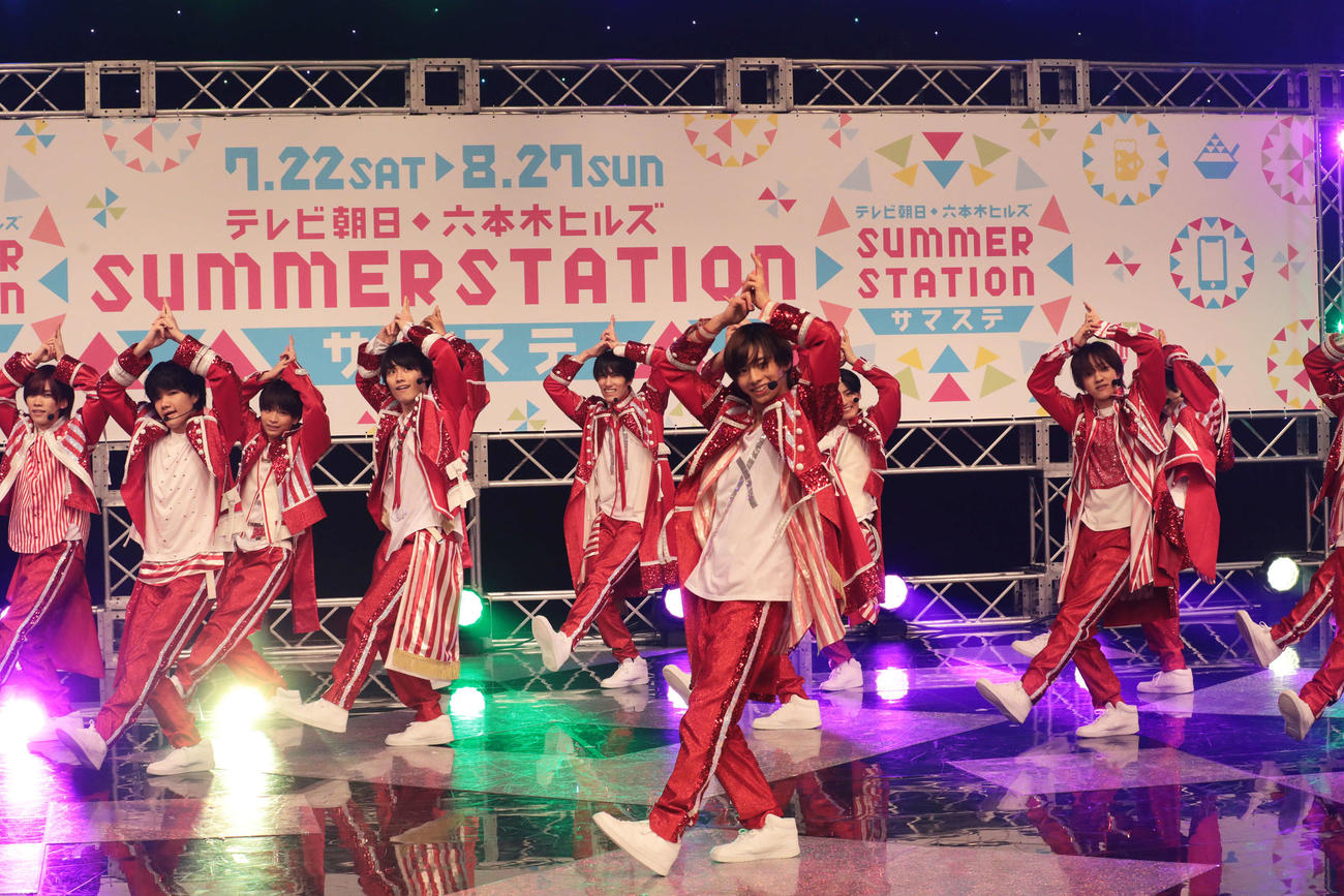 キックオフイベントで新テーマソング「Amazing Summer」を初披露する少年忍者