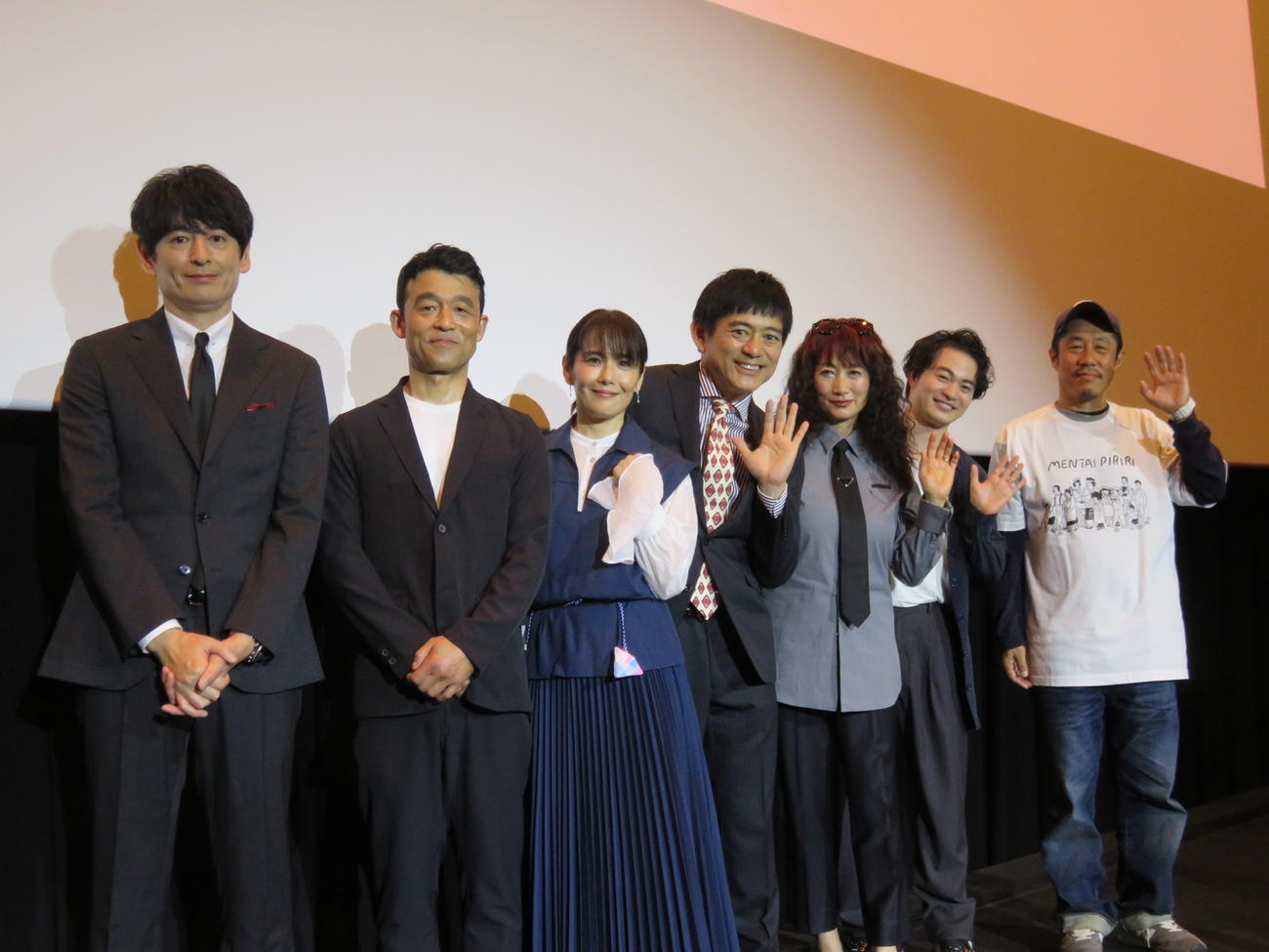 映画映画「めんたいぴりりパンジーの花」公開記念舞台あいさつ。（左から）博多大吉、瀬口寛之、富田靖子、博多華丸、余貴美子、森永悠希、江口カン監督