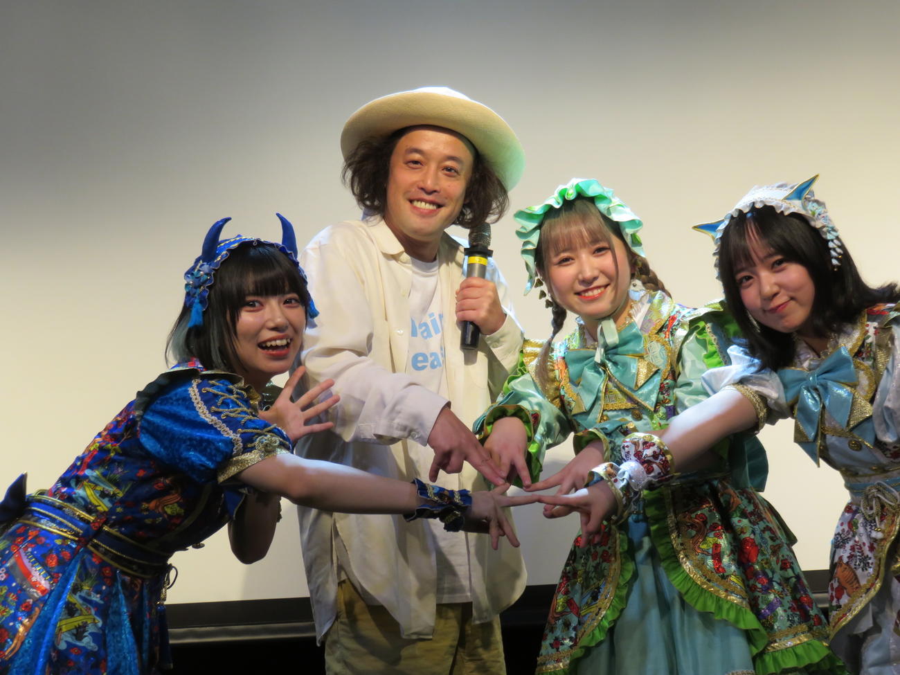 やついフェス開催を発表したやついいちろう（左から2人目）とAppare！メンバー