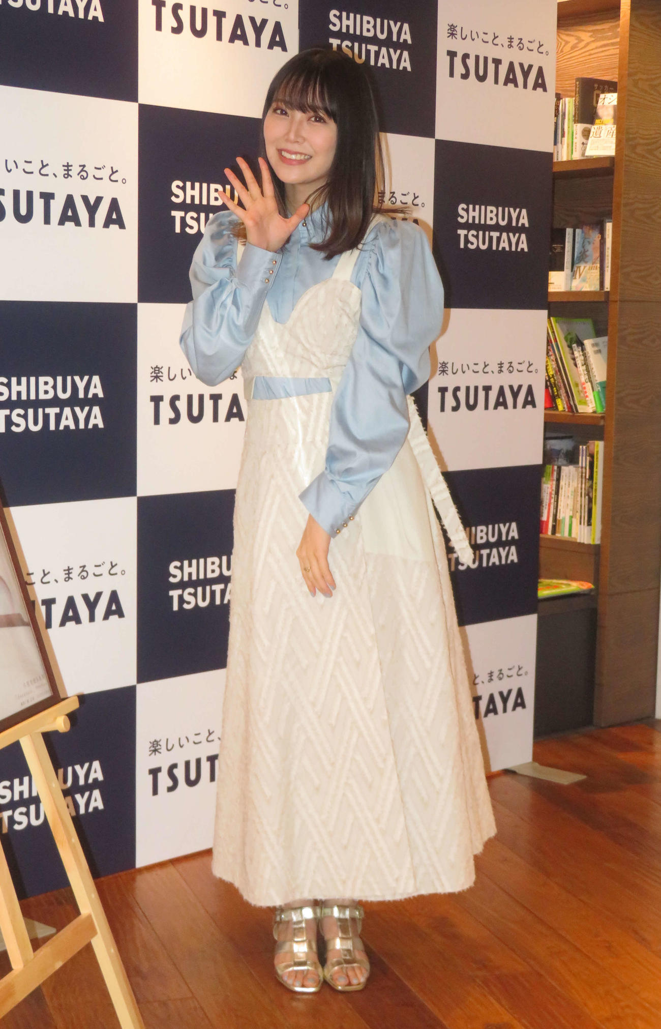 写真集刊行記念イベントでお気に入りカットを披露する白間美瑠（撮影・横山慧）