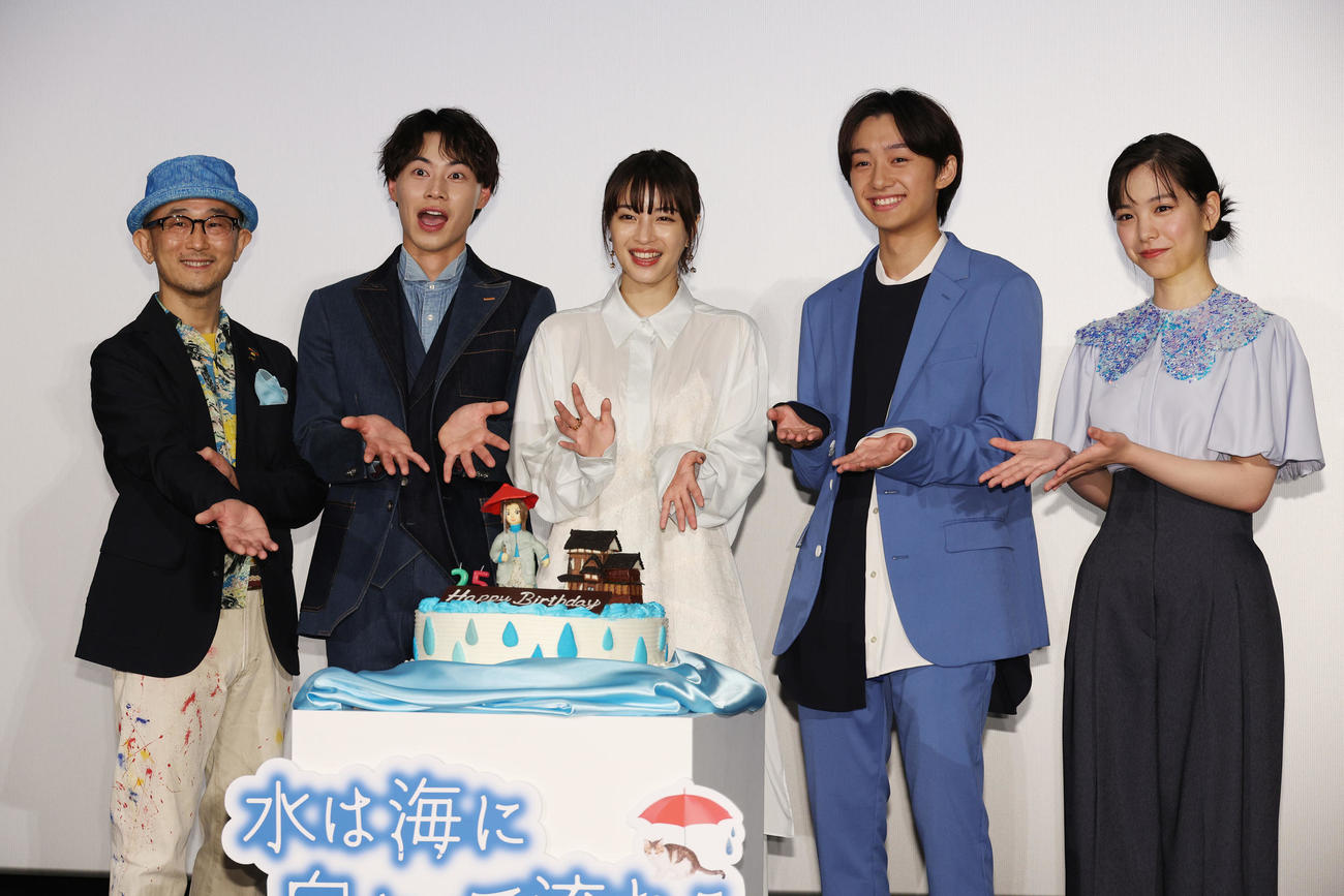 映画「水は海に向かって流れる」の舞台あいさつを行った、左から前田哲監督、戸塚純貴、広瀬すず、大西利空、當真あみ（撮影・中島郁夫）