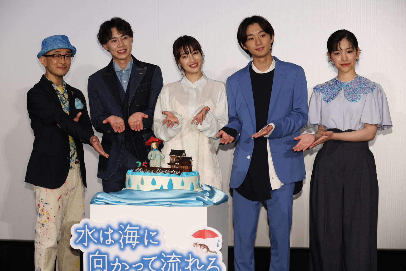 映画「水は海に向かって流れる」の舞台あいさつを行った、左から前田哲監督、戸塚純貴、広瀬すず、大西利空、當真あみ（撮影・中島郁夫）