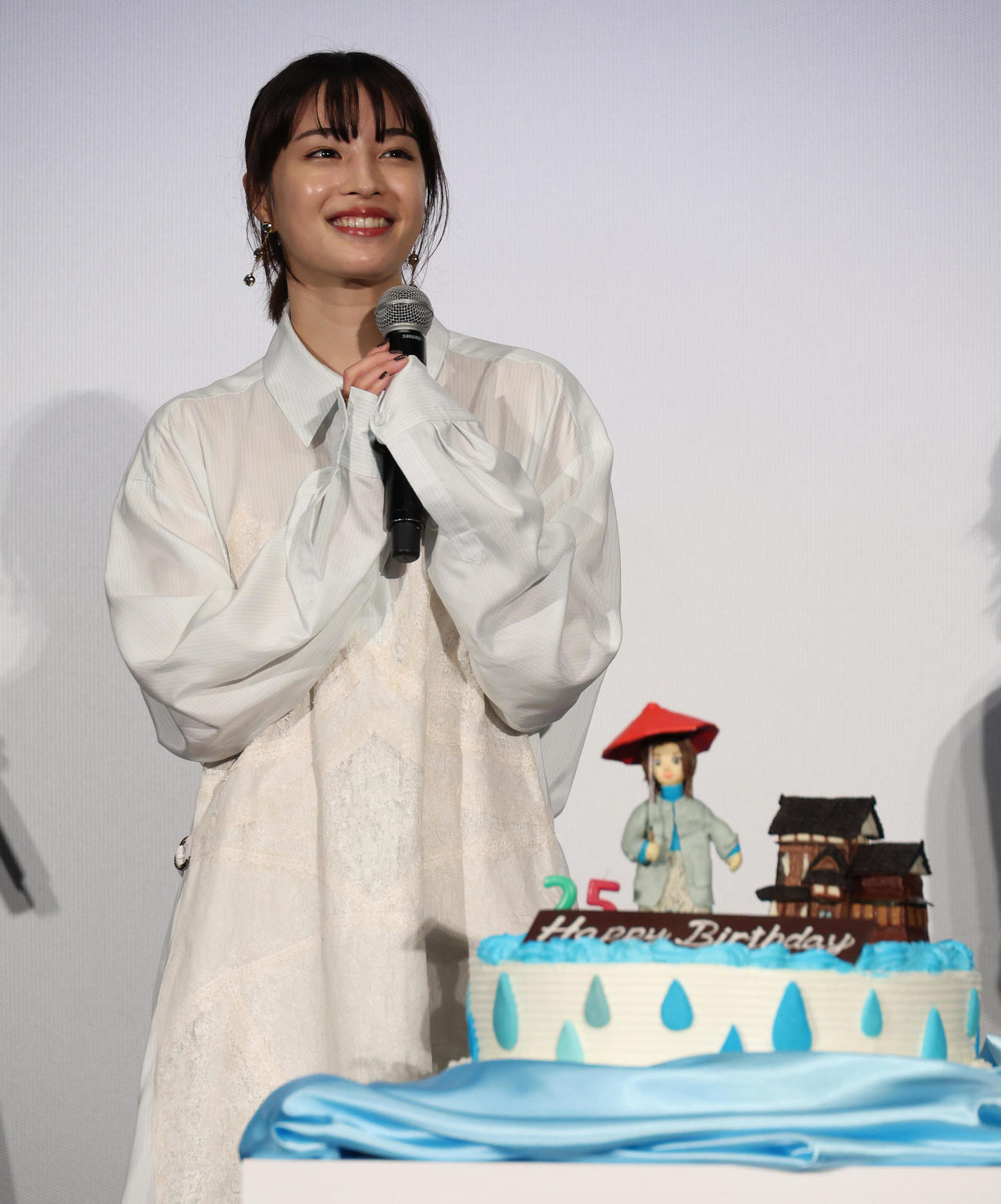 サプライズケーキで誕生日を祝ってもらう広瀬すず（撮影・中島郁夫）