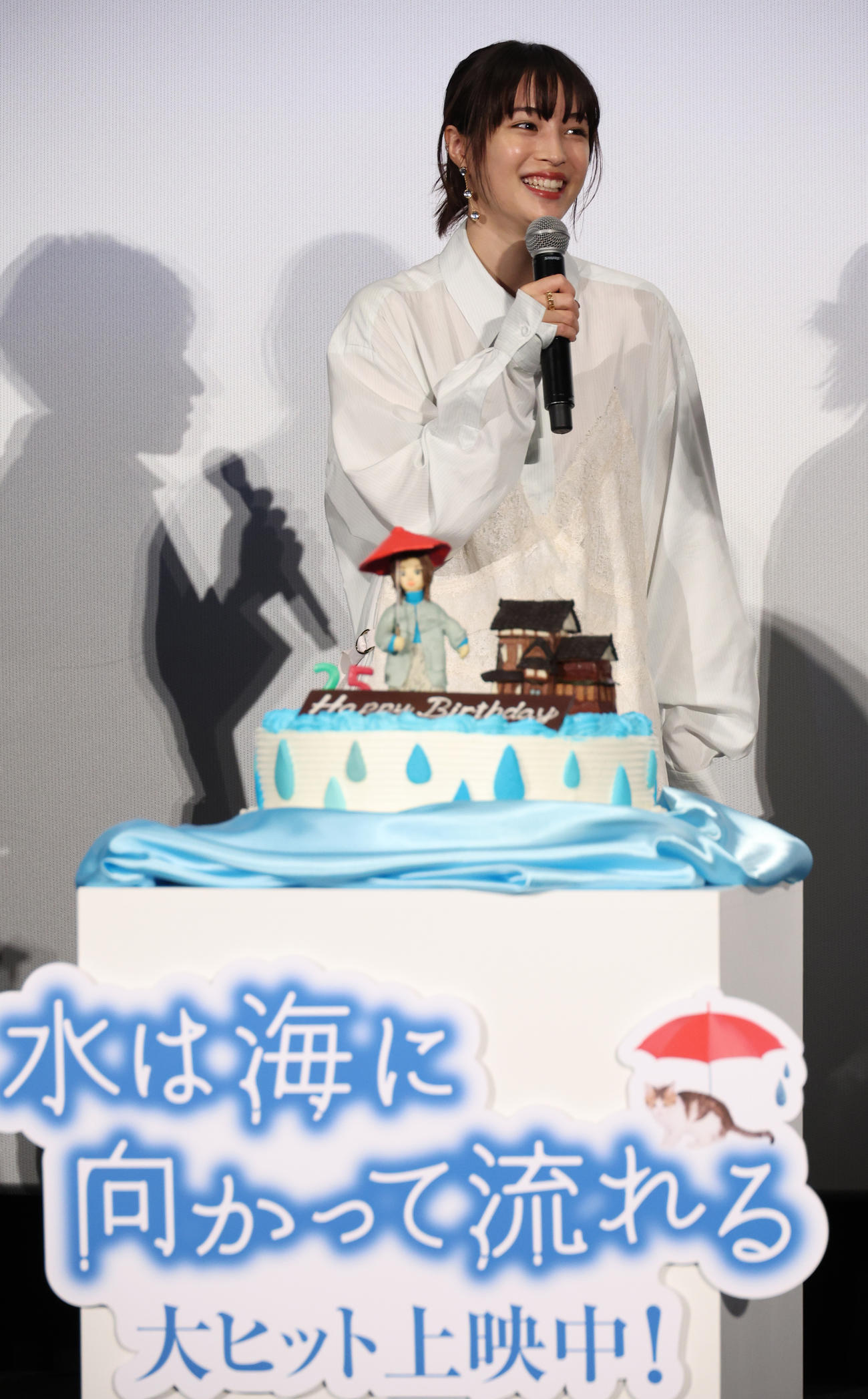 サプライズケーキで誕生日を祝ってもらう広瀬すず（撮影・中島郁夫）